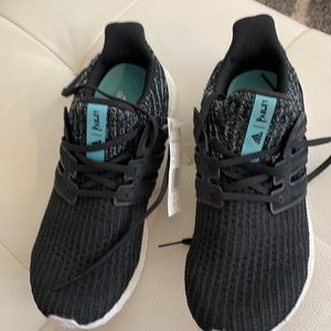 Men’s Adidas NWT ultra boost Parley running shoes sz 8.